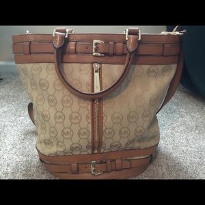 Michael Kors Bucket Bag Tan